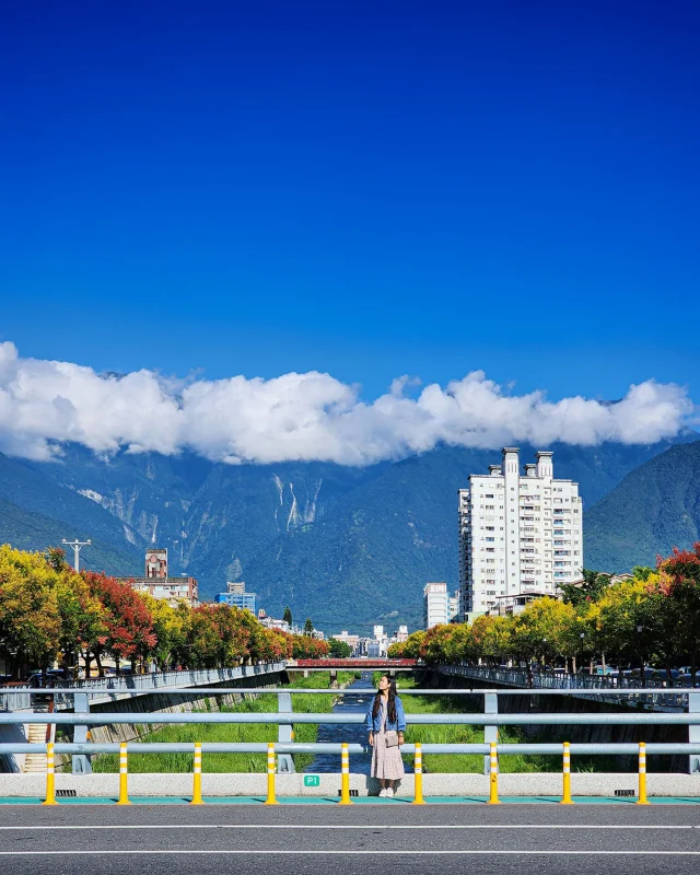一轉眼，七腳川溪畔又開始染上秋意🍁
沿著溪邊散步，原本青翠的台灣欒樹漸漸轉為金黃、橘紅，微風一吹就像整條溪流都在燃燒一樣，花蓮的秋天沒有厚重的寒意，只有剛剛好的涼爽，搭配陽光灑下的光影，怎麼拍都像明信片📸

有沒有花蓮哪個地方的秋色，也會讓你忍不住多看幾眼？留言分享給《花蓮邦》知道吧！